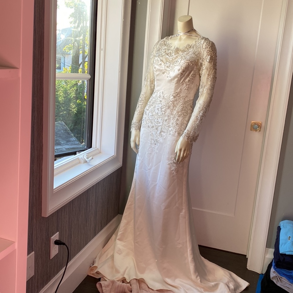 ENZOANI wedding gown with train  NWT size 6